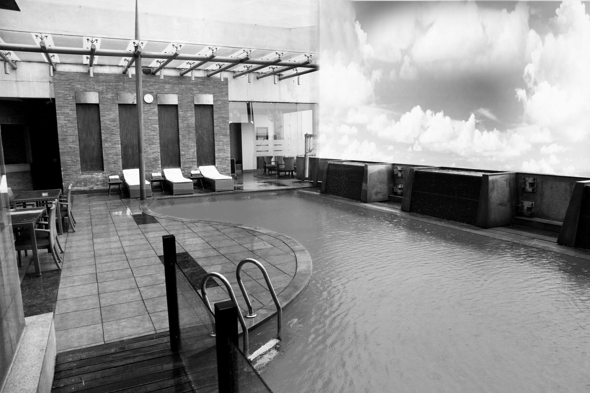 Radisson Noida Hotel ภายนอก รูปภาพ